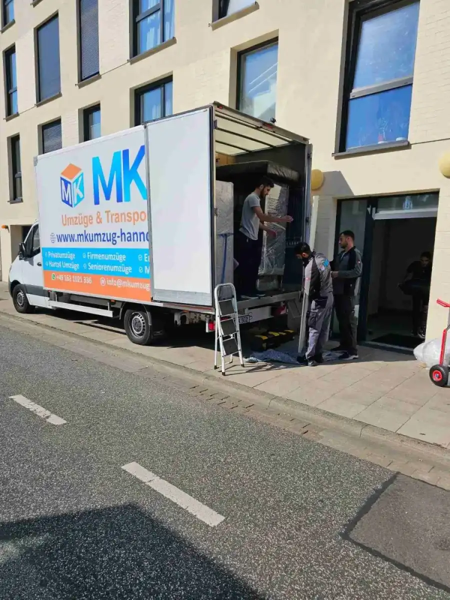 Professioneller Umzugsservice Hannover – MK Umzüge Team beim Möbeltransport