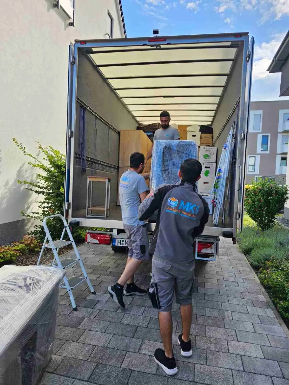 MK Umzüge Mitarbeiter beim Verladen eines Umzugswagens in Hannover