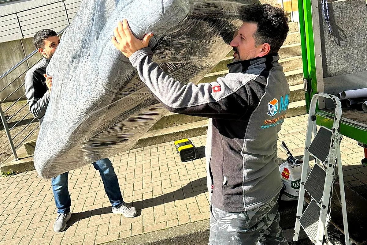 Schwere Möbel sicher über Treppen transportieren