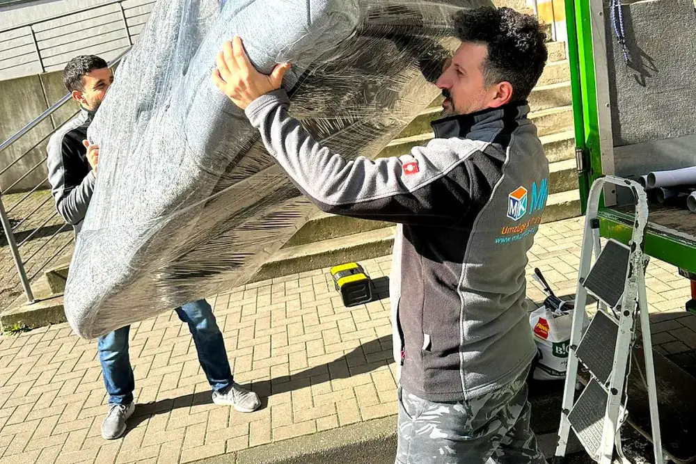 Schwere Möbel sicher über Treppen transportieren