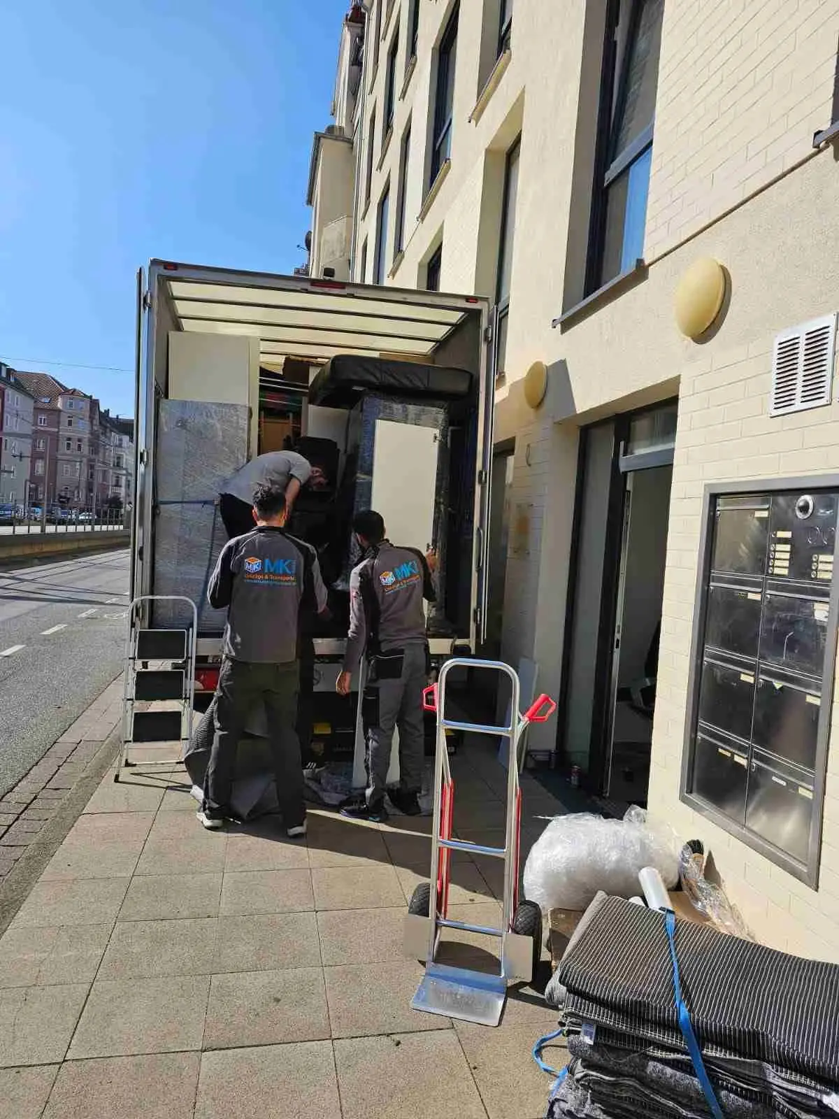 Team von MK Umzüge & Transporte vor einem Umzugswagen in Hannover